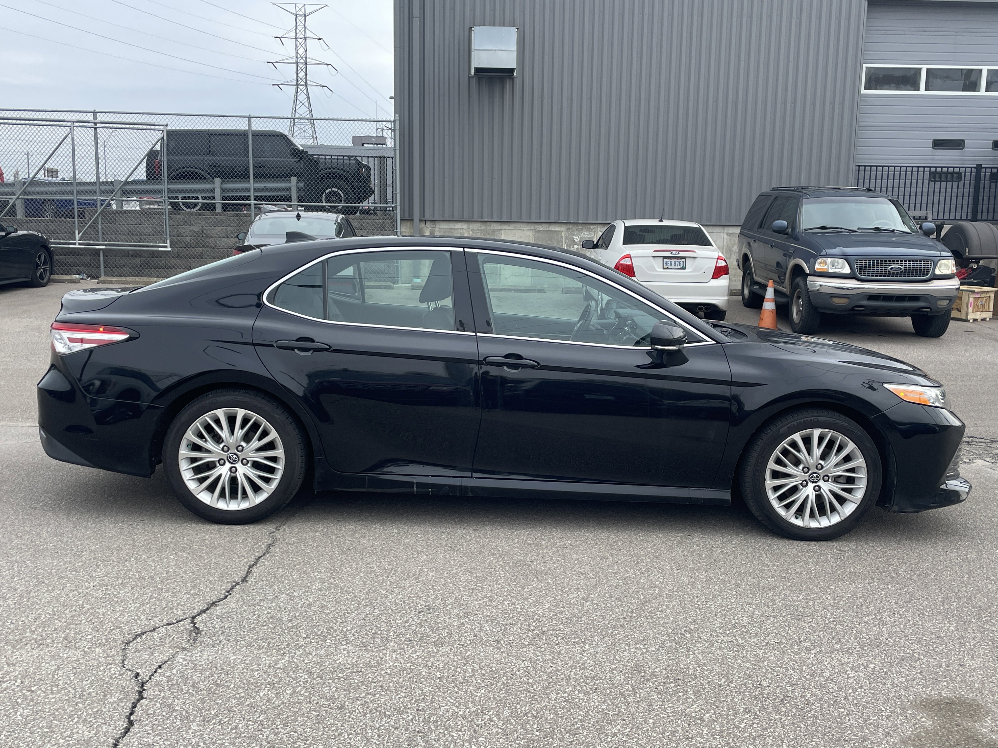 Used 2019 Toyota Camry XLE image 3