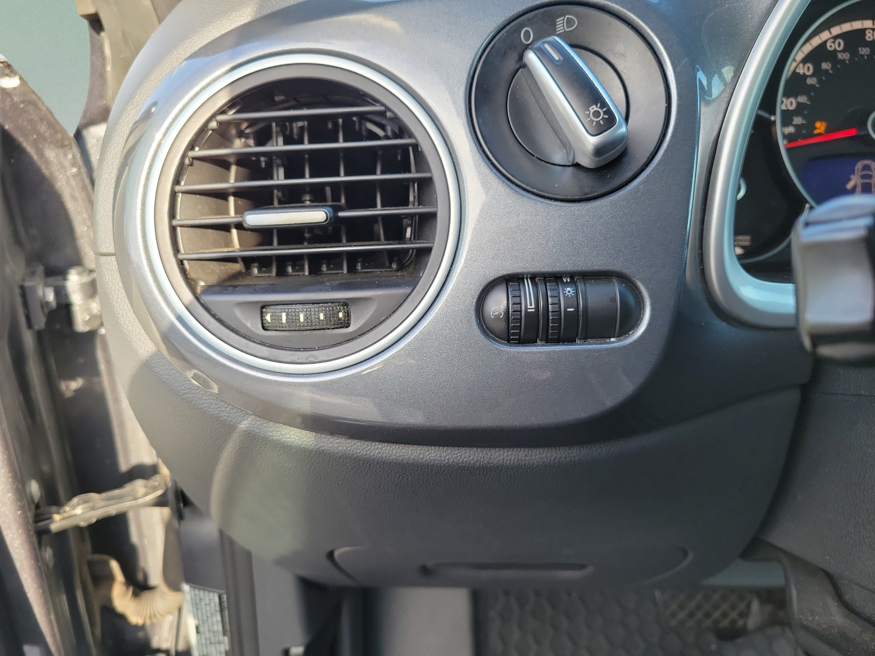 Used 2014 Volkswagen Beetle 2.5 FWD image 26