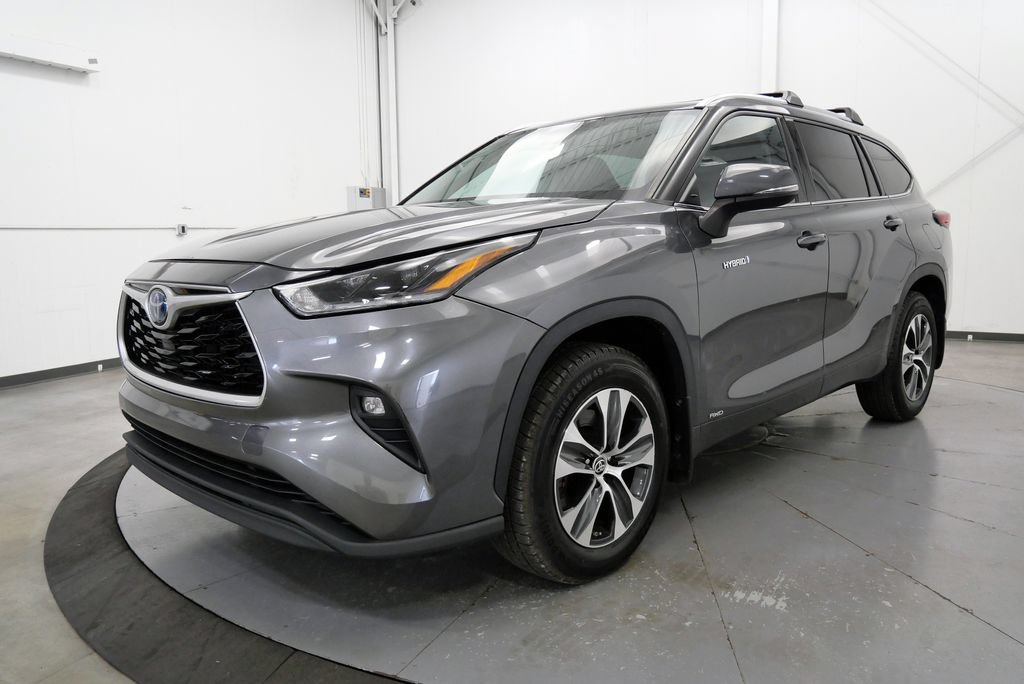 Used 2021 Toyota Highlander XLE AWD/4WD image 3