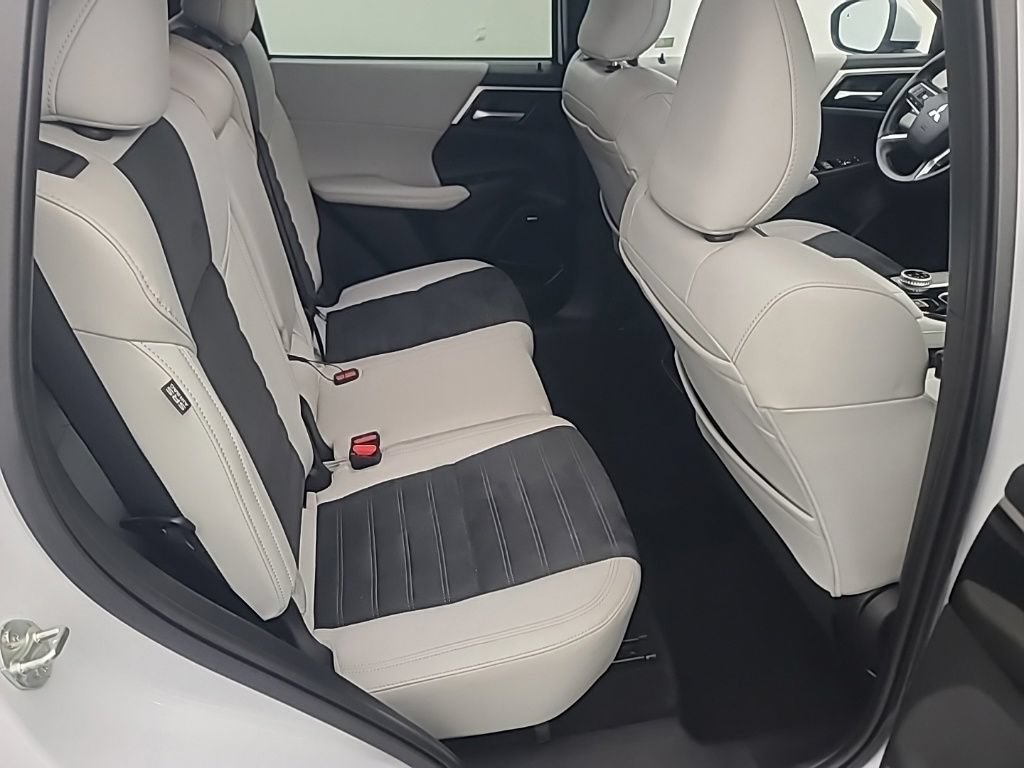 Used 2025 Mitsubishi Outlander SE AWD/4WD image 17