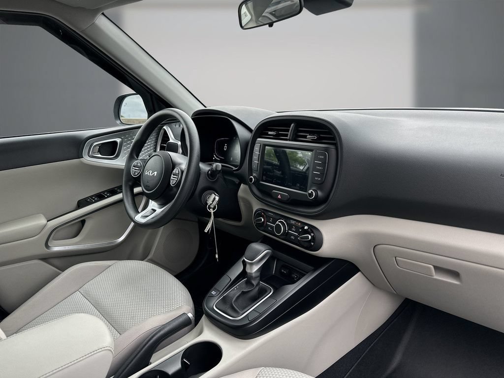 Used 2025 Kia Soul LX w/ LX Technology Package FWD image 15