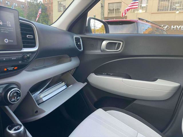 Certified 2024 Hyundai Venue SEL FWD image 31