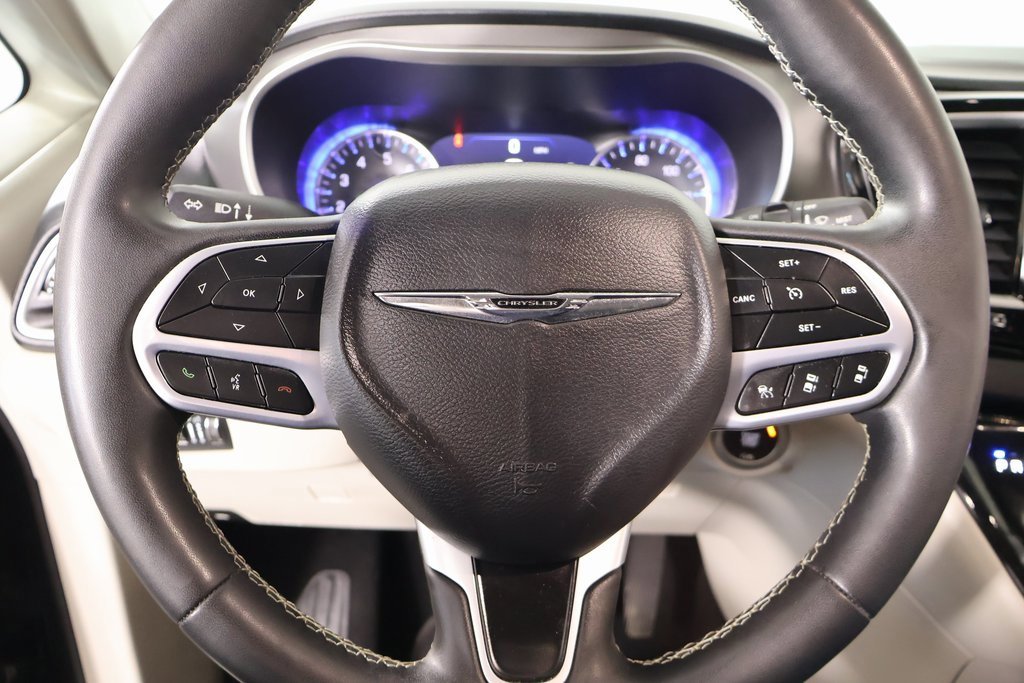 Used 2023 Chrysler Pacifica Touring-L image 3