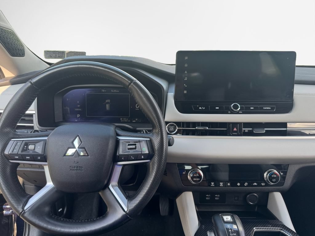 Used 2025 Mitsubishi Outlander AWD image 21