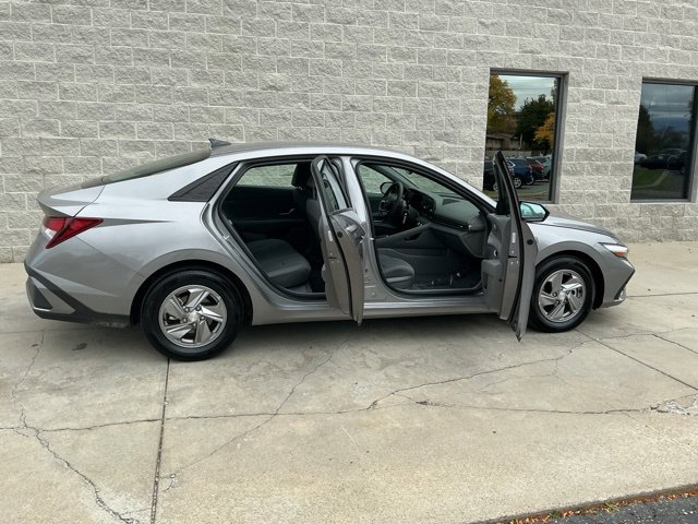 Certified 2024 Hyundai Elantra SE FWD image 9