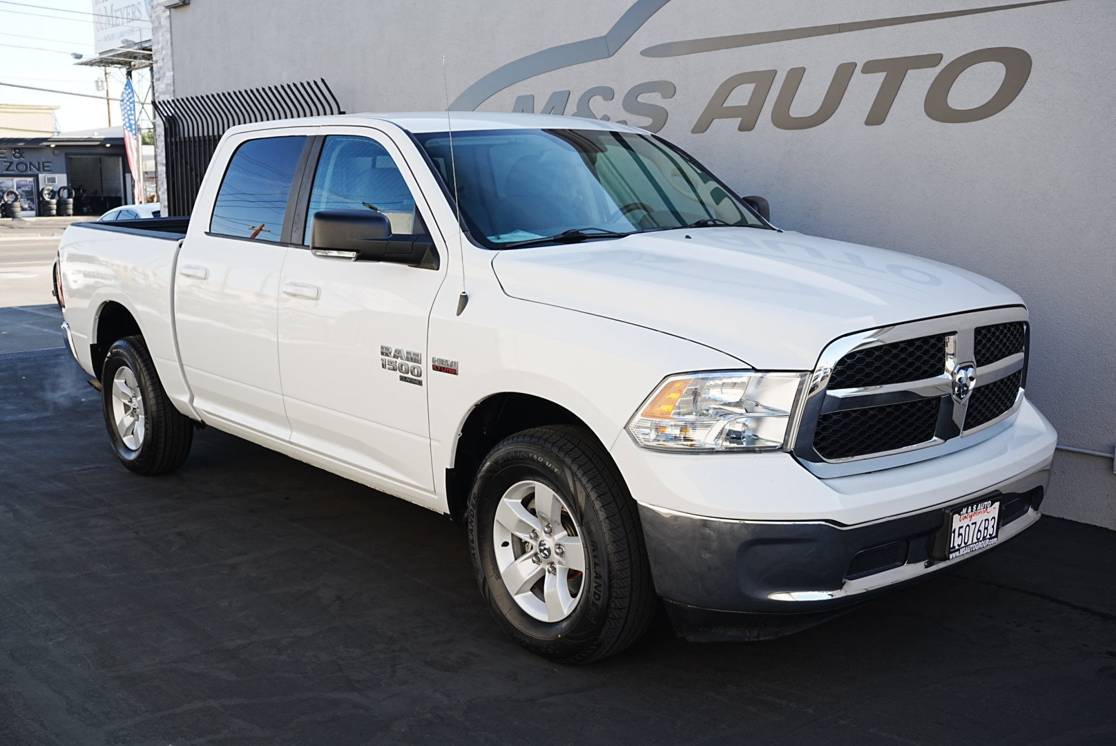 Used 2019 RAM 1500 Classic SLT w/ Luxury Group image 3