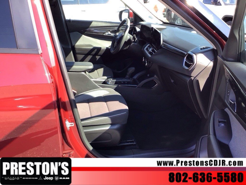 Used 2025 Chevrolet TrailBlazer LT AWD/4WD image 31