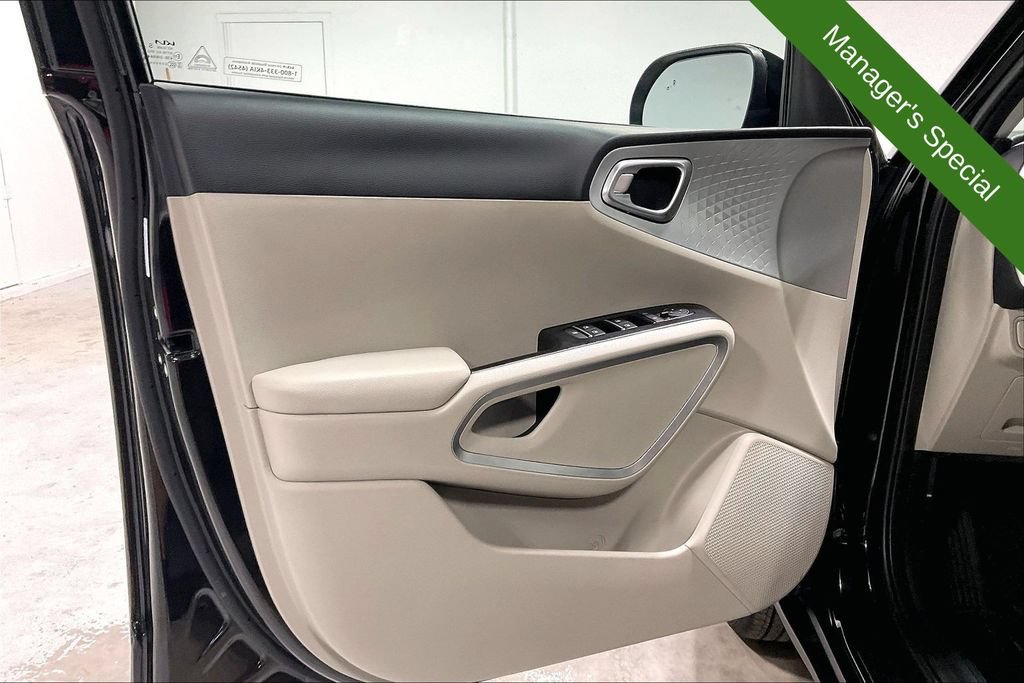 Used 2025 Kia Soul LX w/ LX Technology Package FWD image 21