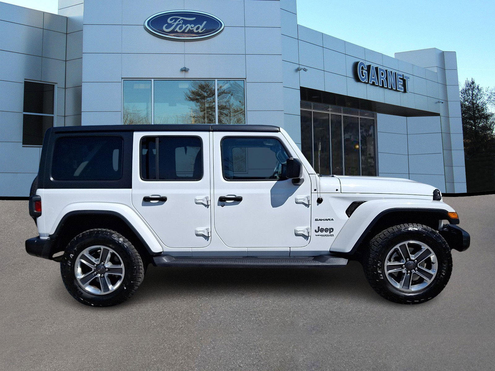 Used 2018 Jeep Wrangler Unlimited Sahara w/ Cold Weather Group image 10