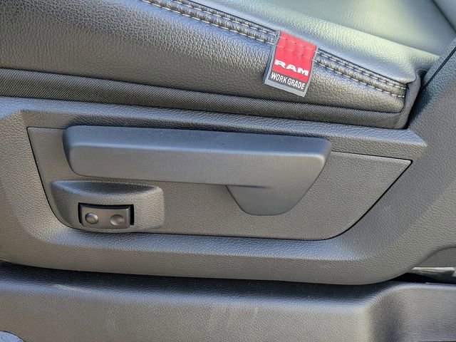 Used 2024 RAM 2500 Tradesman w/ Chrome Appearance Group image 17