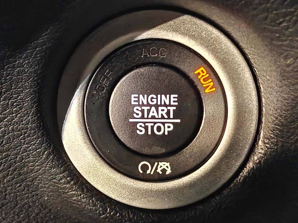 Used 2025 Chrysler Pacifica Select image 12