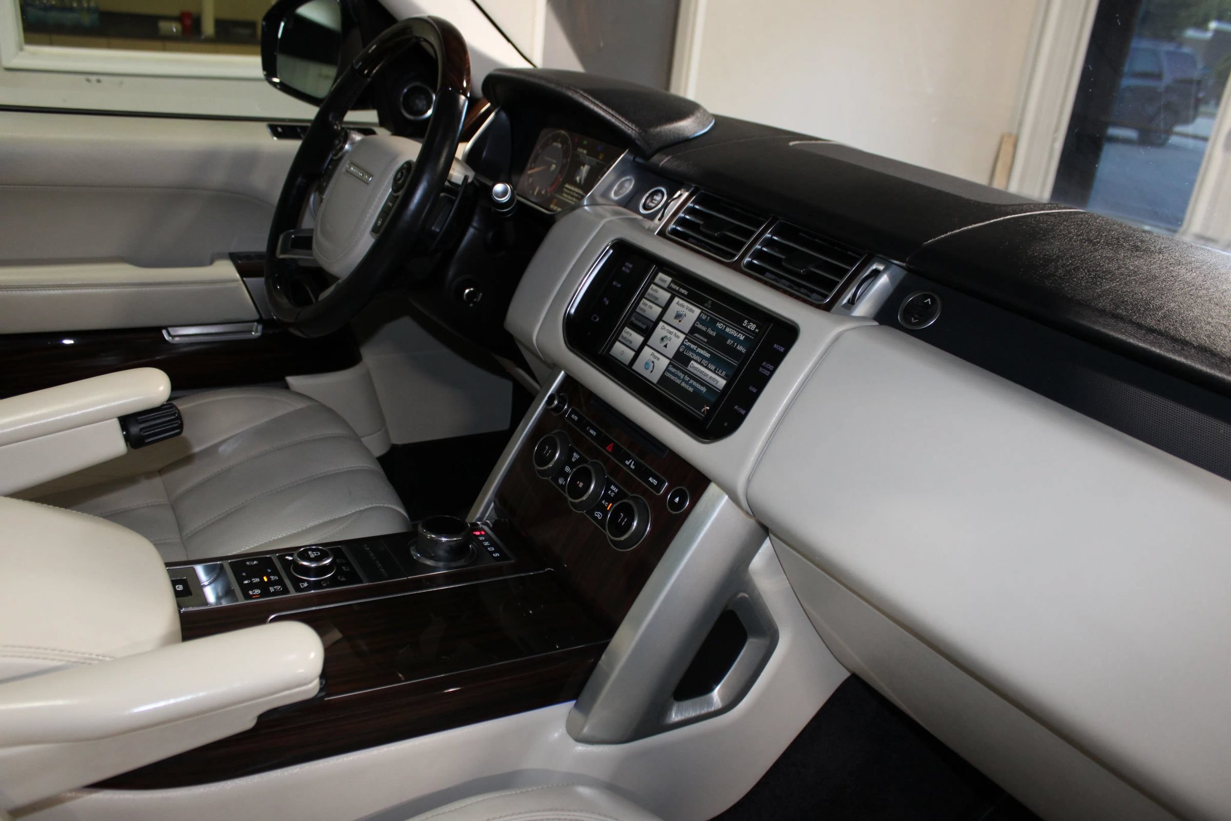 Used 2014 Land Rover Range Rover Supercharged AWD/4WD image 39