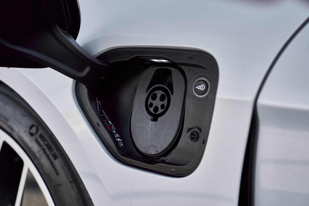 Used 2023 Porsche Taycan 4S w/ Premium Package image 7