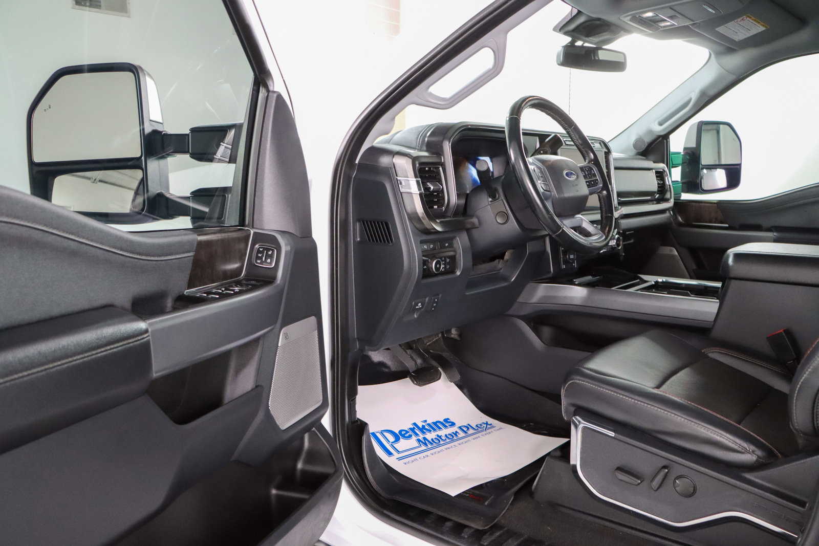 Used 2023 Ford F250 Lariat w/ Sport Appearance Package AWD/4WD image 4