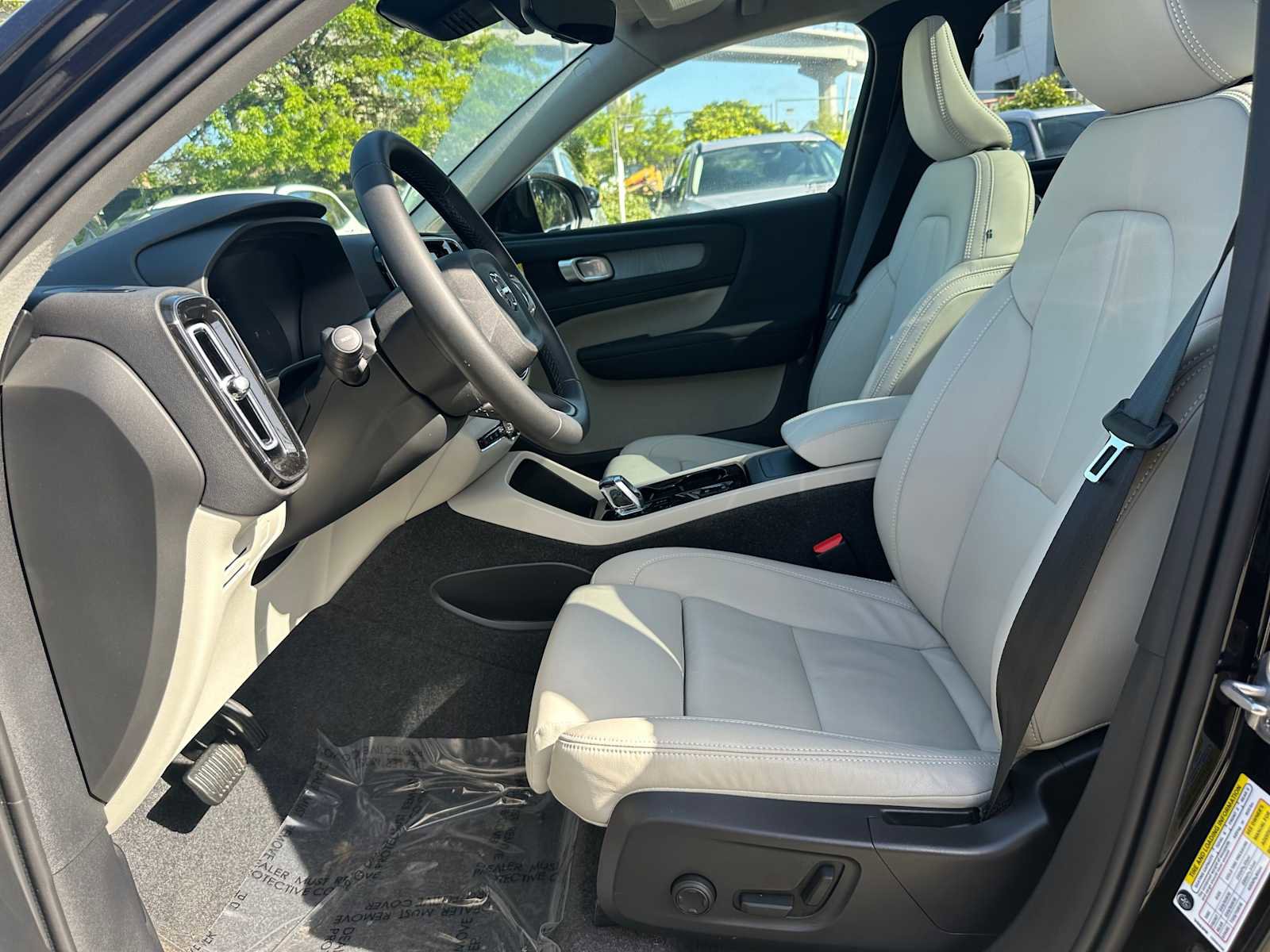 Used 2025 Volvo XC40 B5 Plus w/ Protection Package Premier AWD/4WD image 19