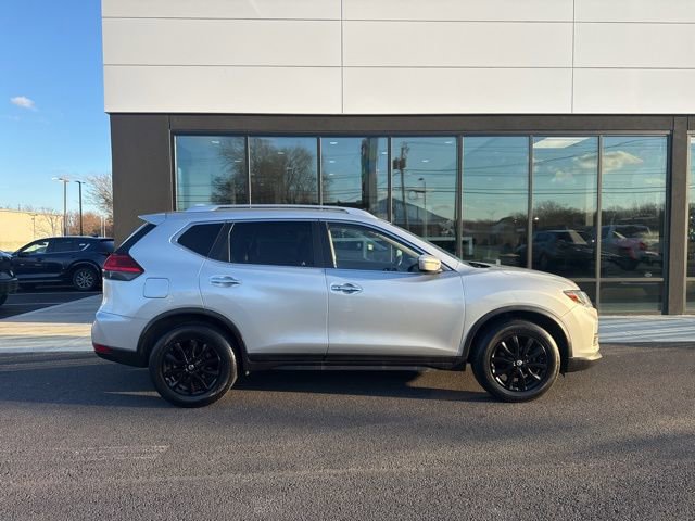 Used 2017 Nissan Rogue SV FWD image 2