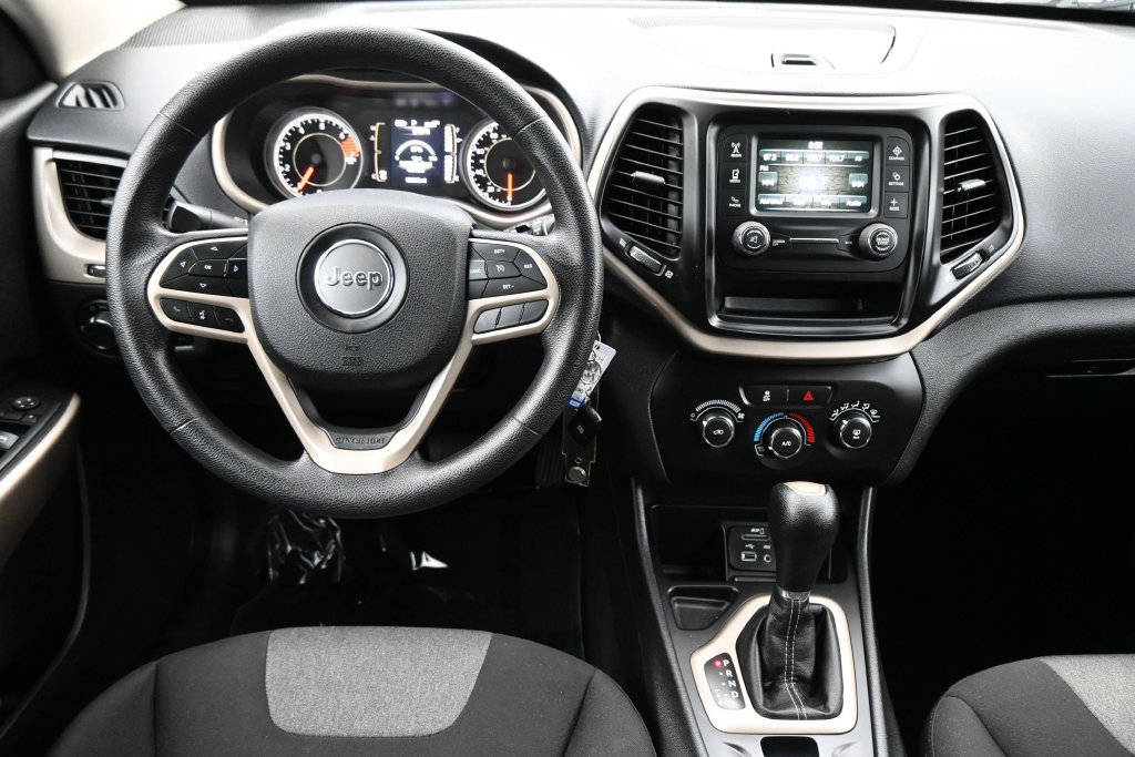 Used 2017 Jeep Cherokee Sport FWD image 4