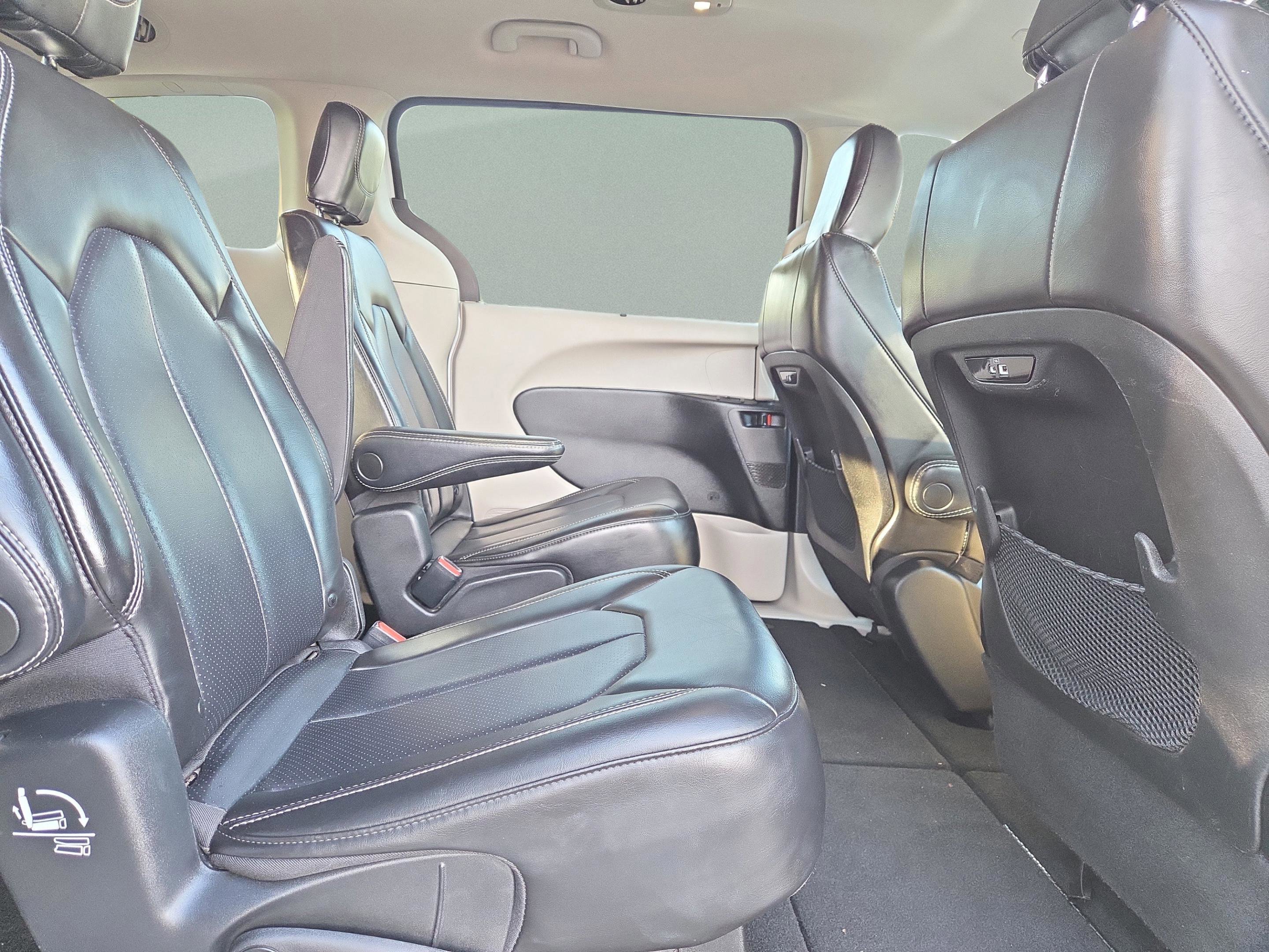 Used 2023 Chrysler Pacifica Touring-L image 33