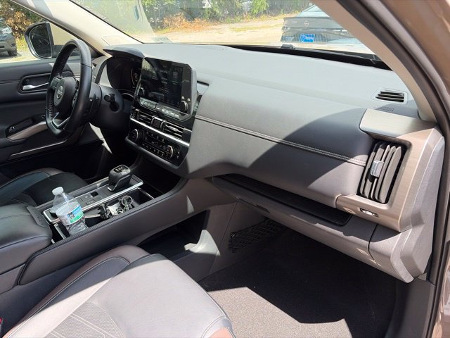 Used 2023 Nissan Pathfinder Platinum w/ Black Appearance Package AWD/4WD image 11