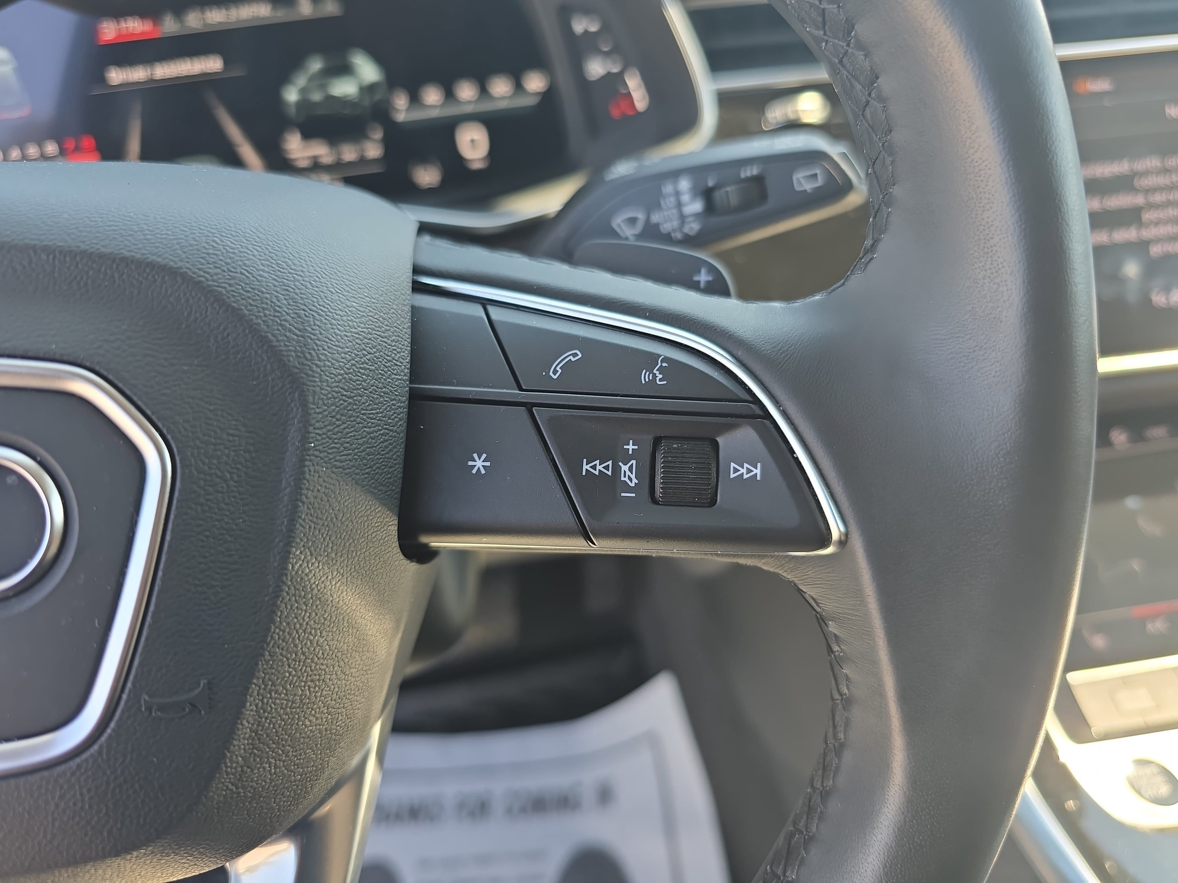 Used 2023 Audi Q8 Premium image 17