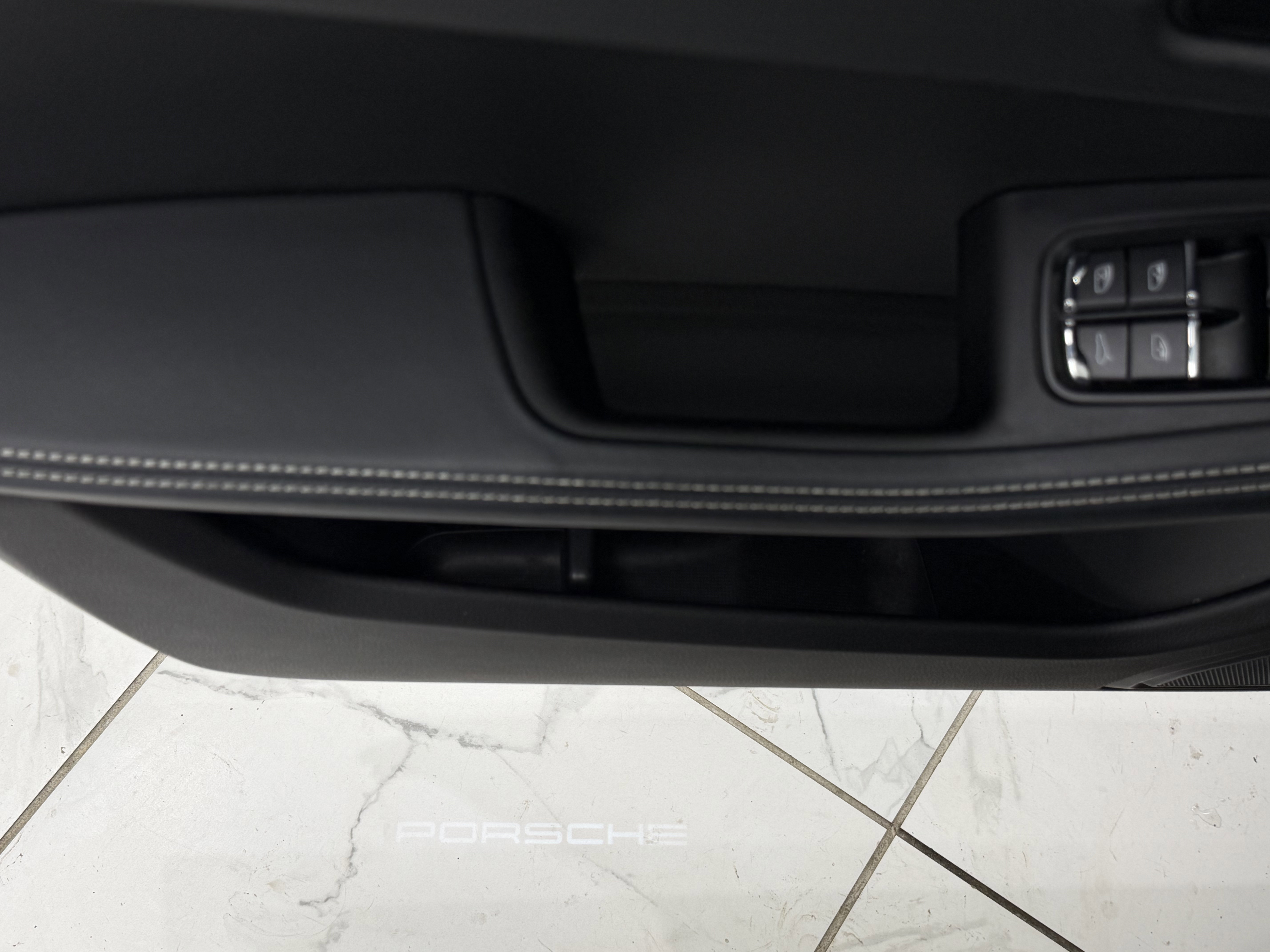 Certified 2022 Porsche Macan S AWD/4WD image 28
