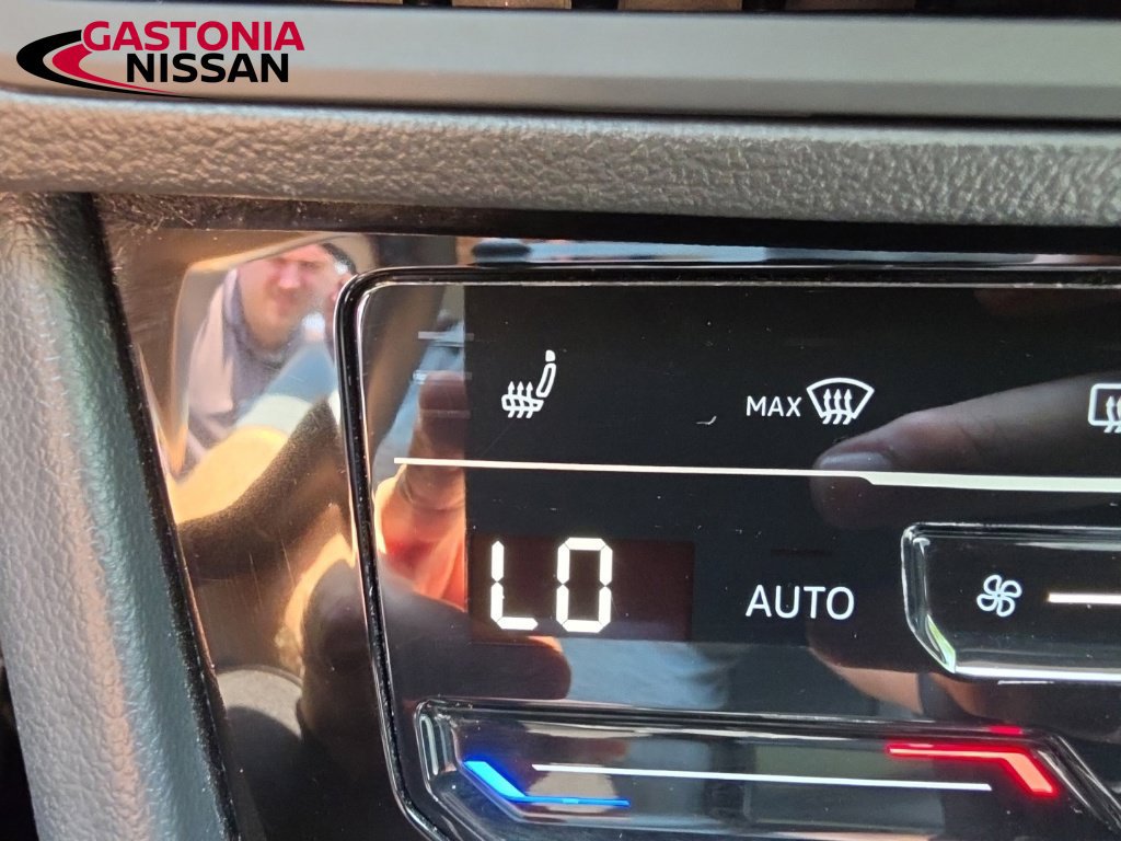 Used 2025 Volkswagen Jetta SE FWD image 29