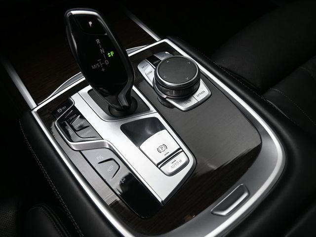 Used 2022 BMW 740i w/ Premium Package image 9