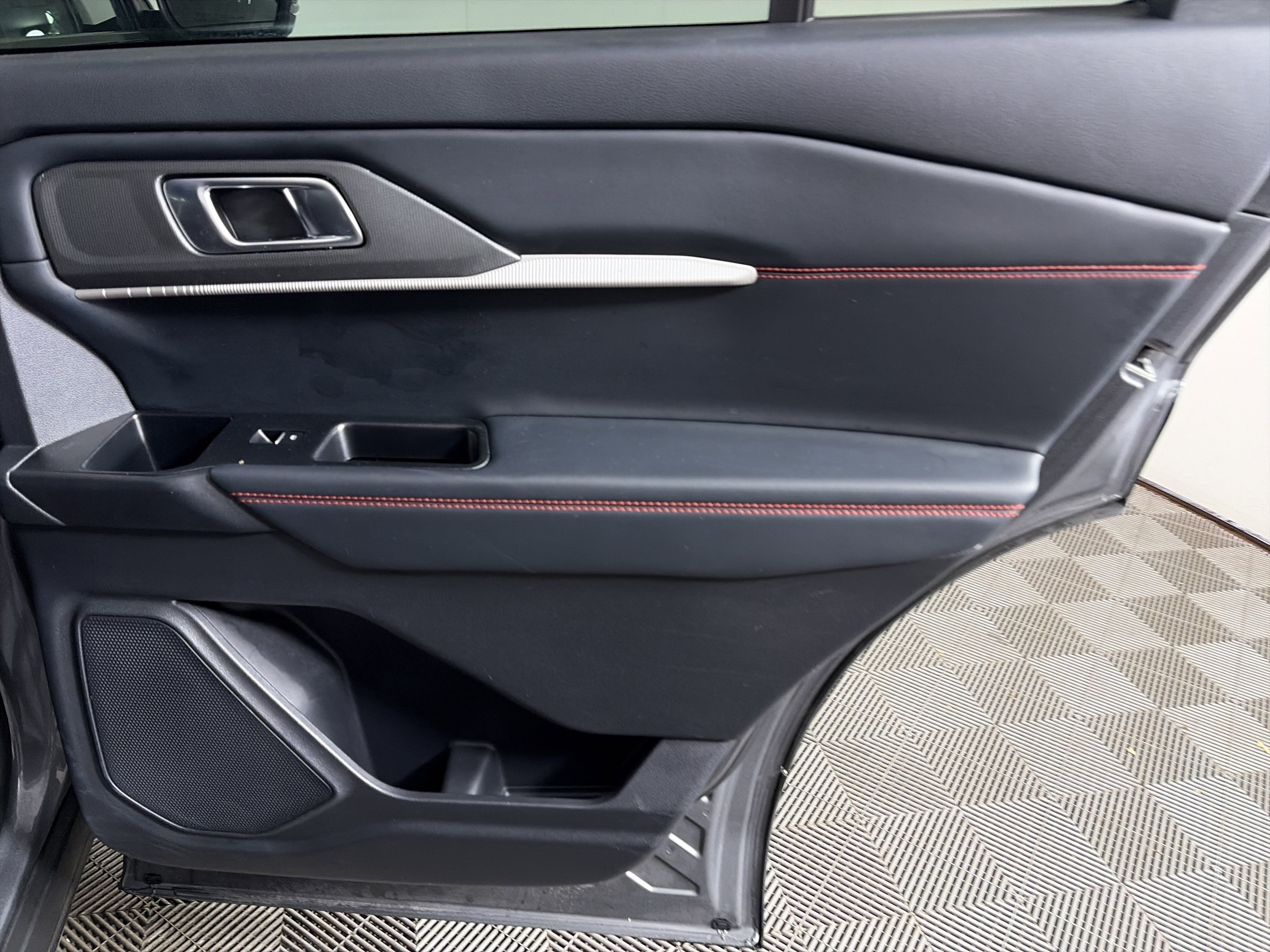 Used 2025 Ford Explorer ST-Line w/ ST-Line Street Pack image 41