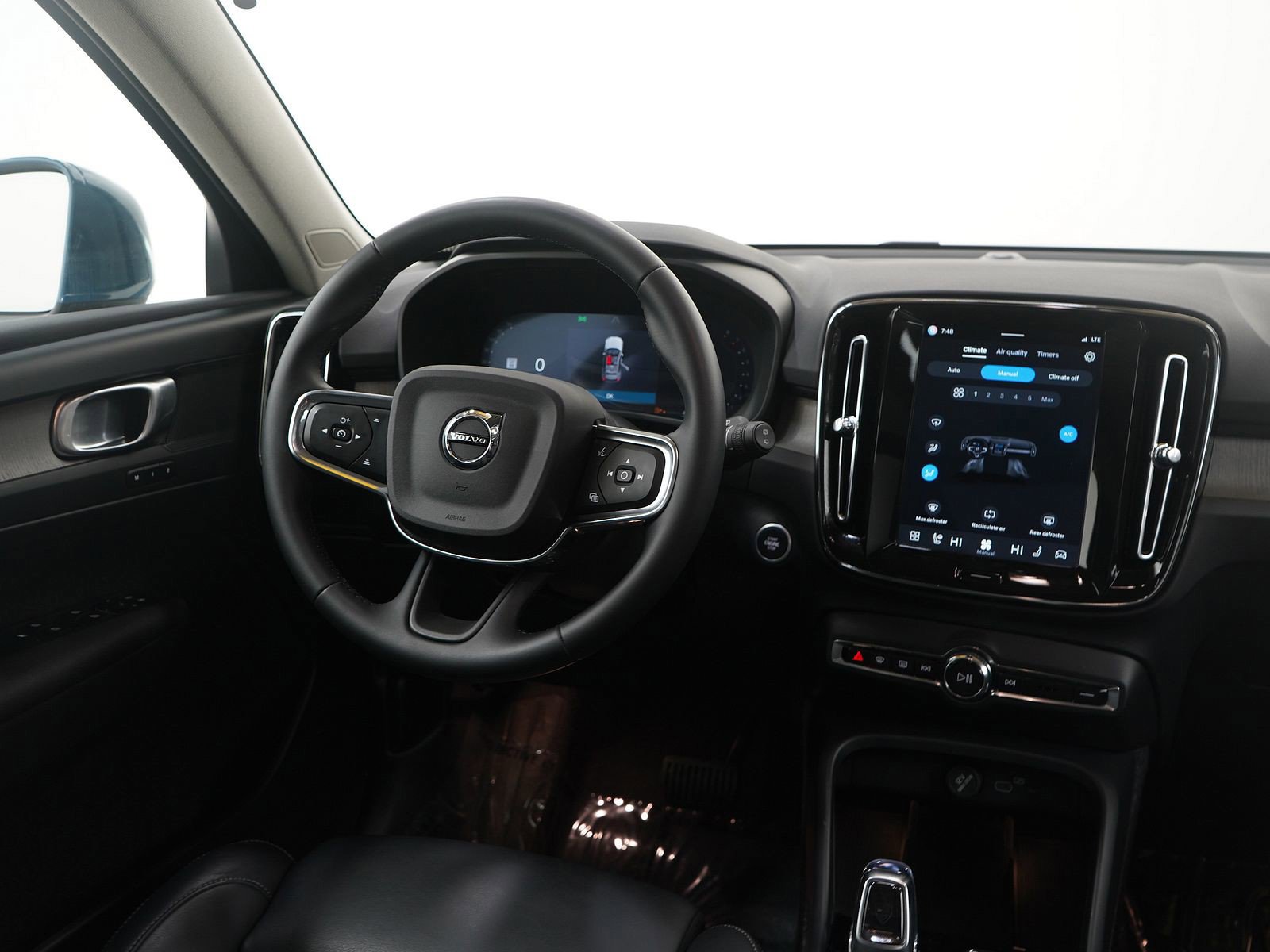 Used 2025 Volvo XC40 B5 Plus image 15