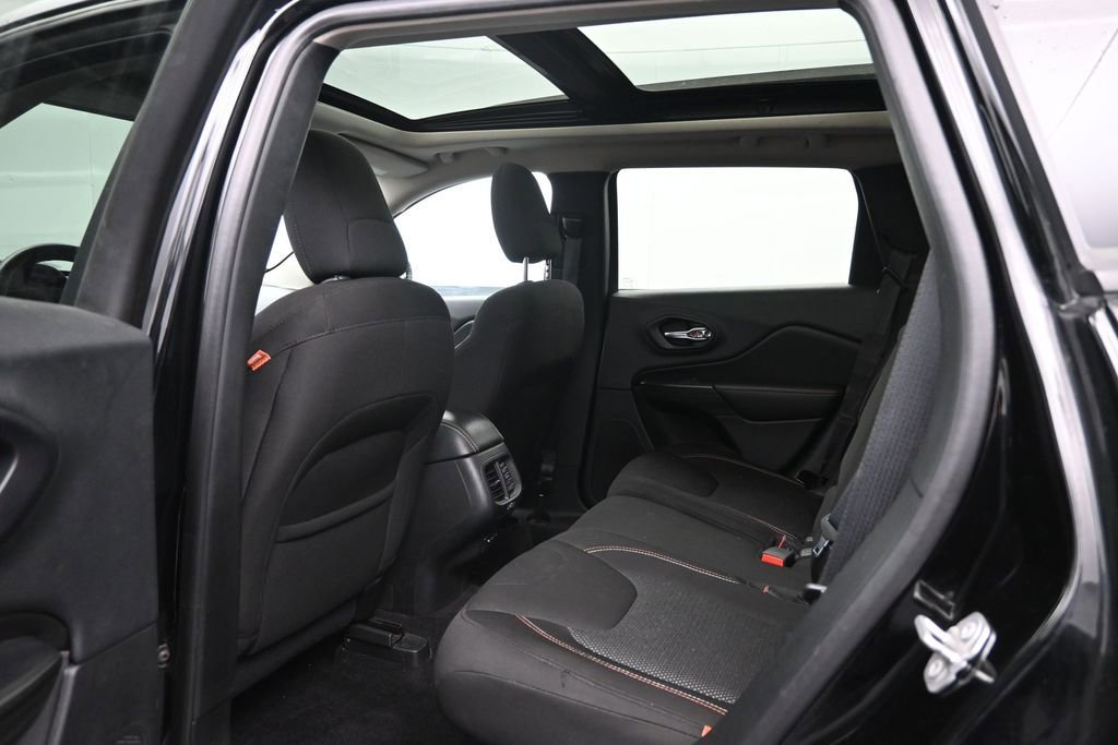 Used 2017 Jeep Cherokee Latitude w/ Cold Weather Group AWD/4WD image 28