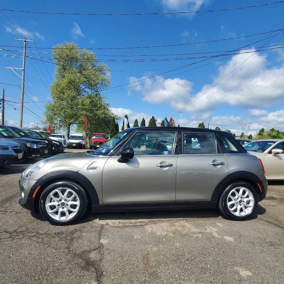 Used 2019 MINI Cooper 4-Door Hardtop image 2