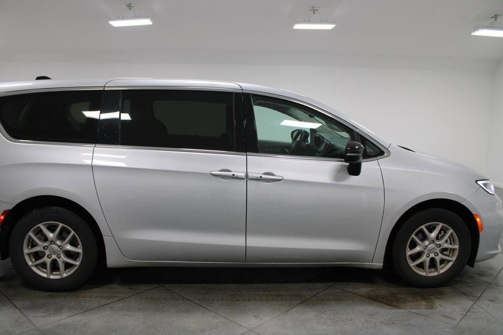Used 2024 Chrysler Pacifica Touring-L FWD image 11