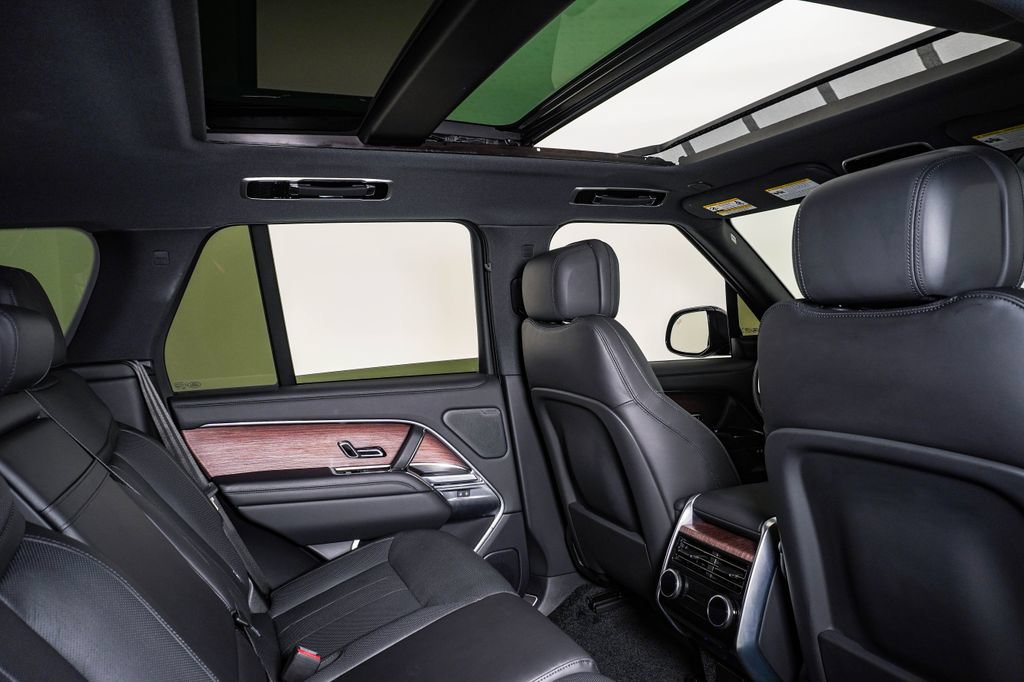Used 2025 Land Rover Range Rover SE AWD/4WD image 16