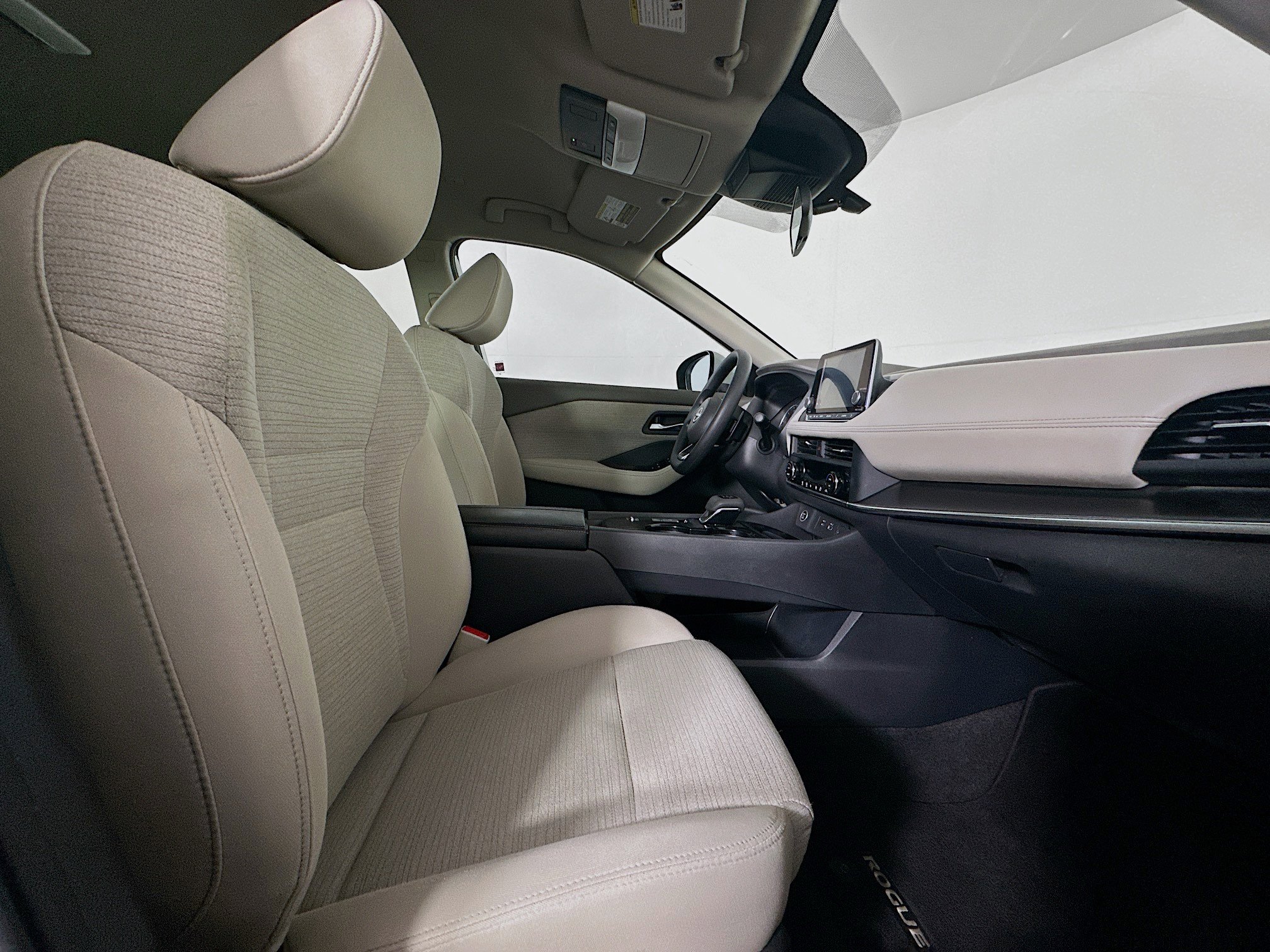 Used 2023 Nissan Rogue SV image 30