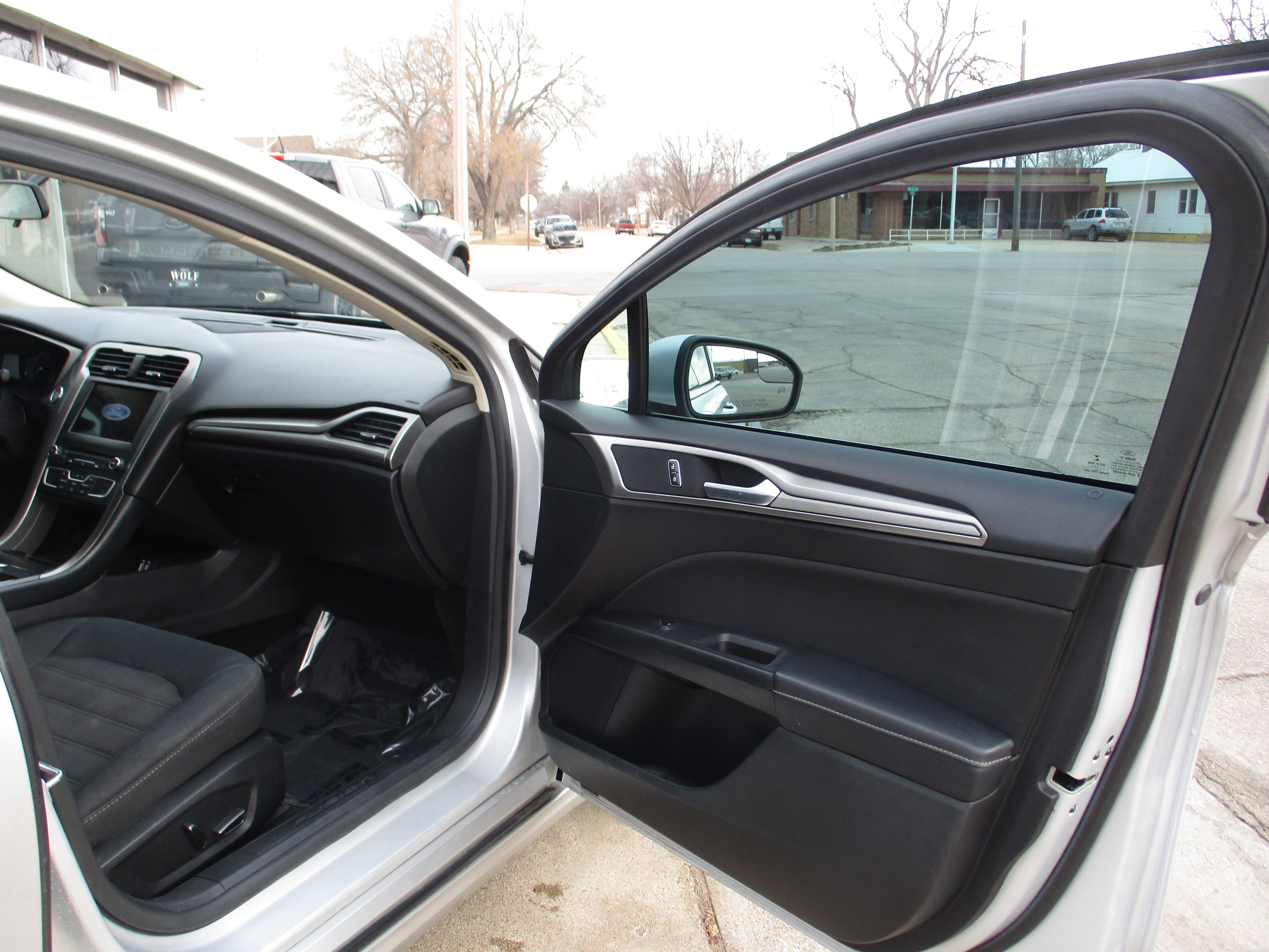 Used 2018 Ford Fusion SE w/ Fusion SE Technology Package image 26