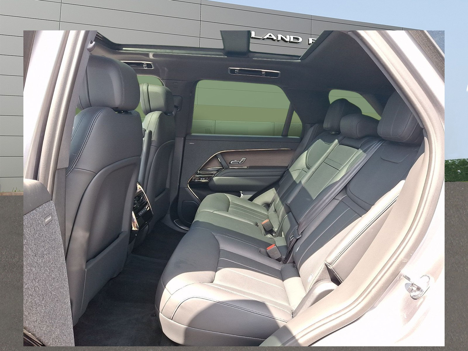 Used 2024 Land Rover Range Rover Sport SE AWD/4WD image 7