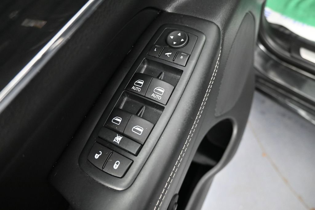Used 2015 Jeep Grand Cherokee Overland AWD/4WD image 30