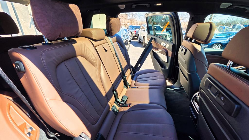 Used 2021 BMW X7 M50i w/ Dynamic Handling Package image 35
