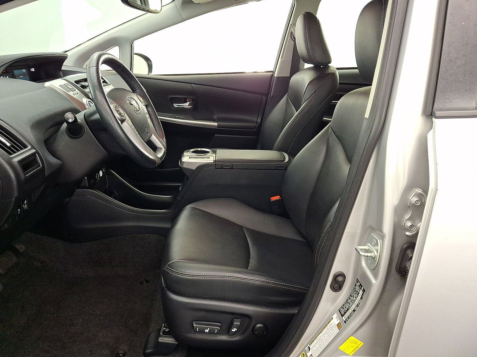 Used 2017 Toyota Prius V Four w/ Carpet Mat Package FWD image 3