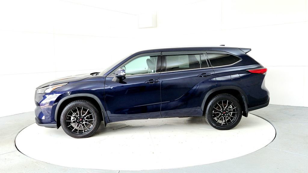 Used 2022 Toyota Highlander XLE AWD/4WD image 3