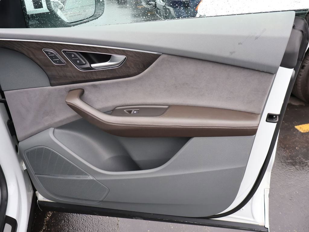 Used 2019 Audi Q8 Prestige w/ Luxury Package AWD/4WD image 14