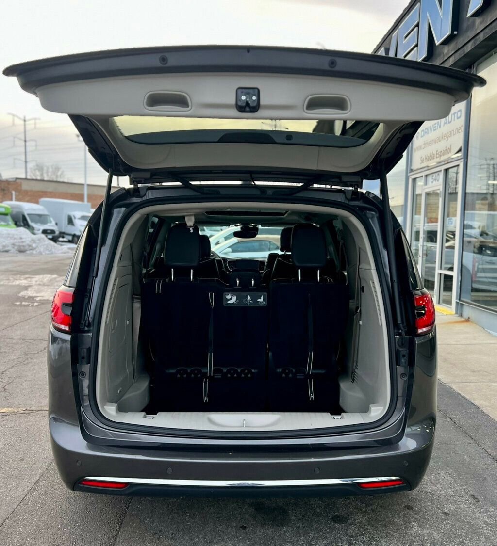 Used 2021 Chrysler Pacifica Limited w/ Uconnect Theater Family Group image 8