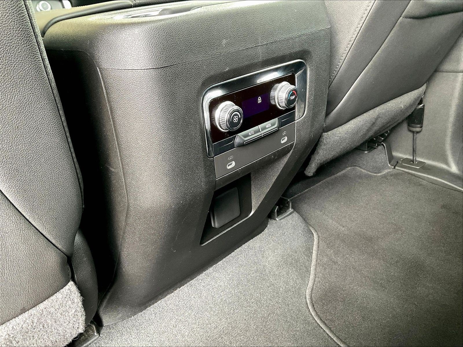 Used 2023 GMC Yukon SLT AWD/4WD image 10
