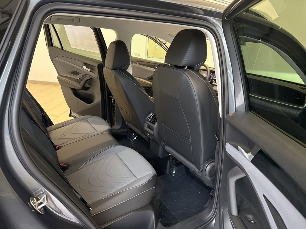 New 2025 Volkswagen Tiguan SE image 14