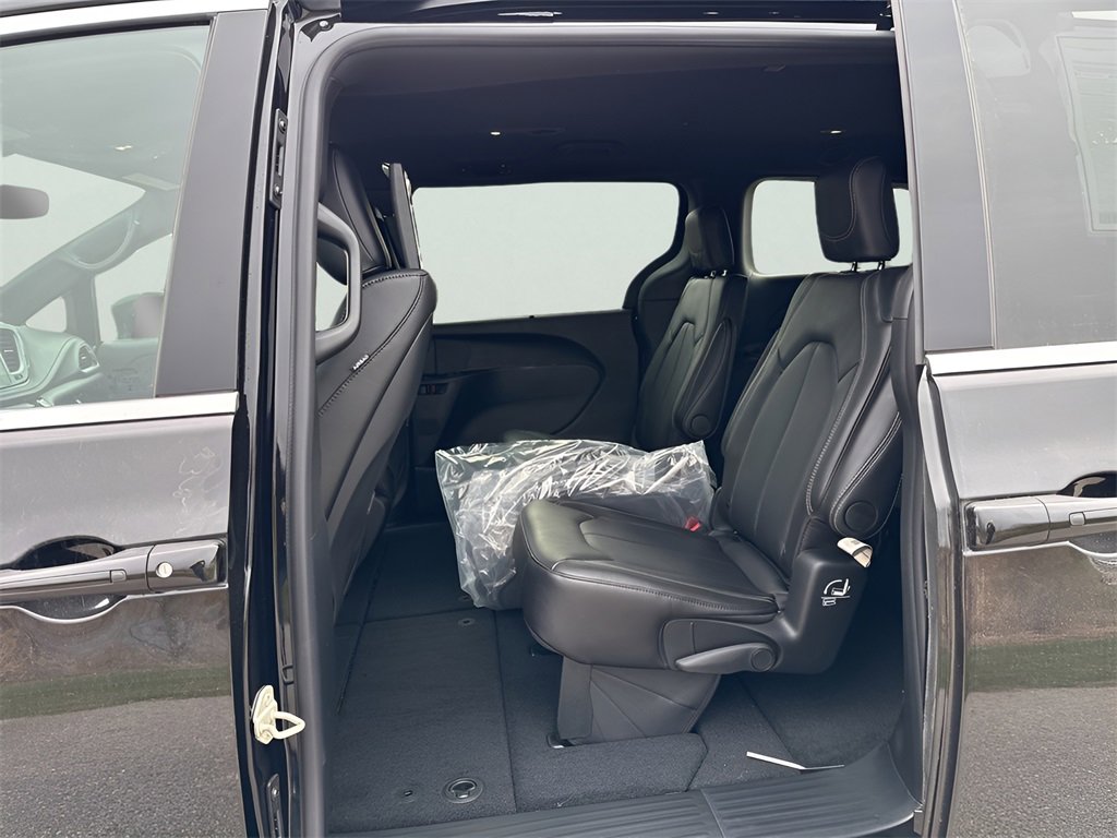 New 2026 Chrysler Pacifica Select image 23