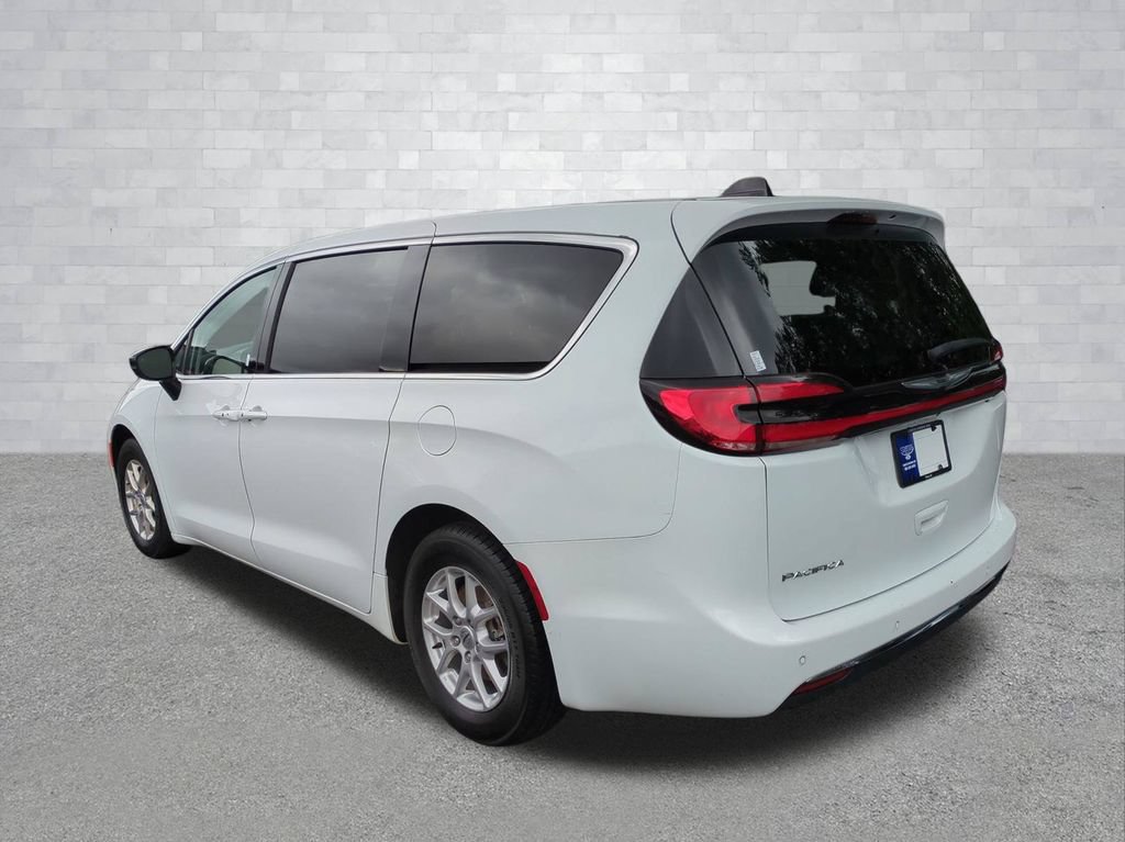 Used 2024 Chrysler Pacifica Touring-L FWD image 7