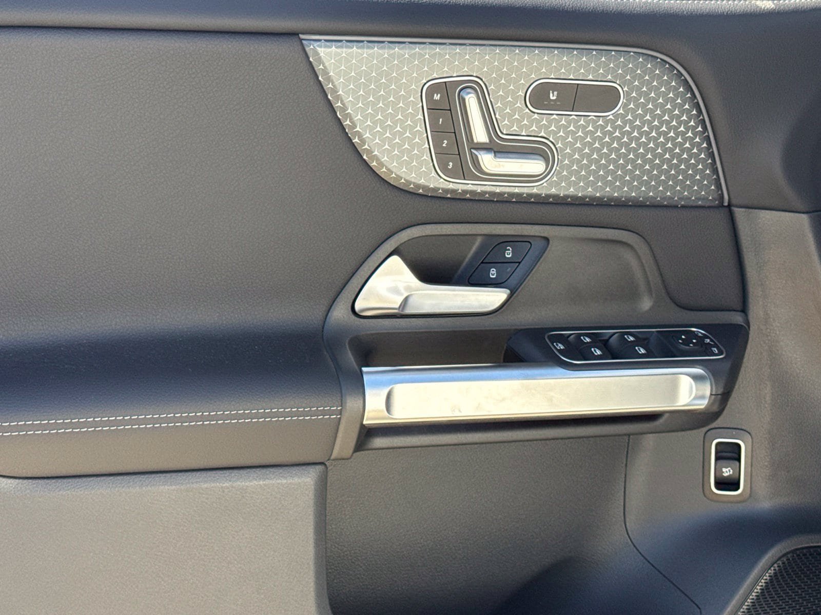 New 2026 Mercedes-Benz GLB 250 4MATIC image 15