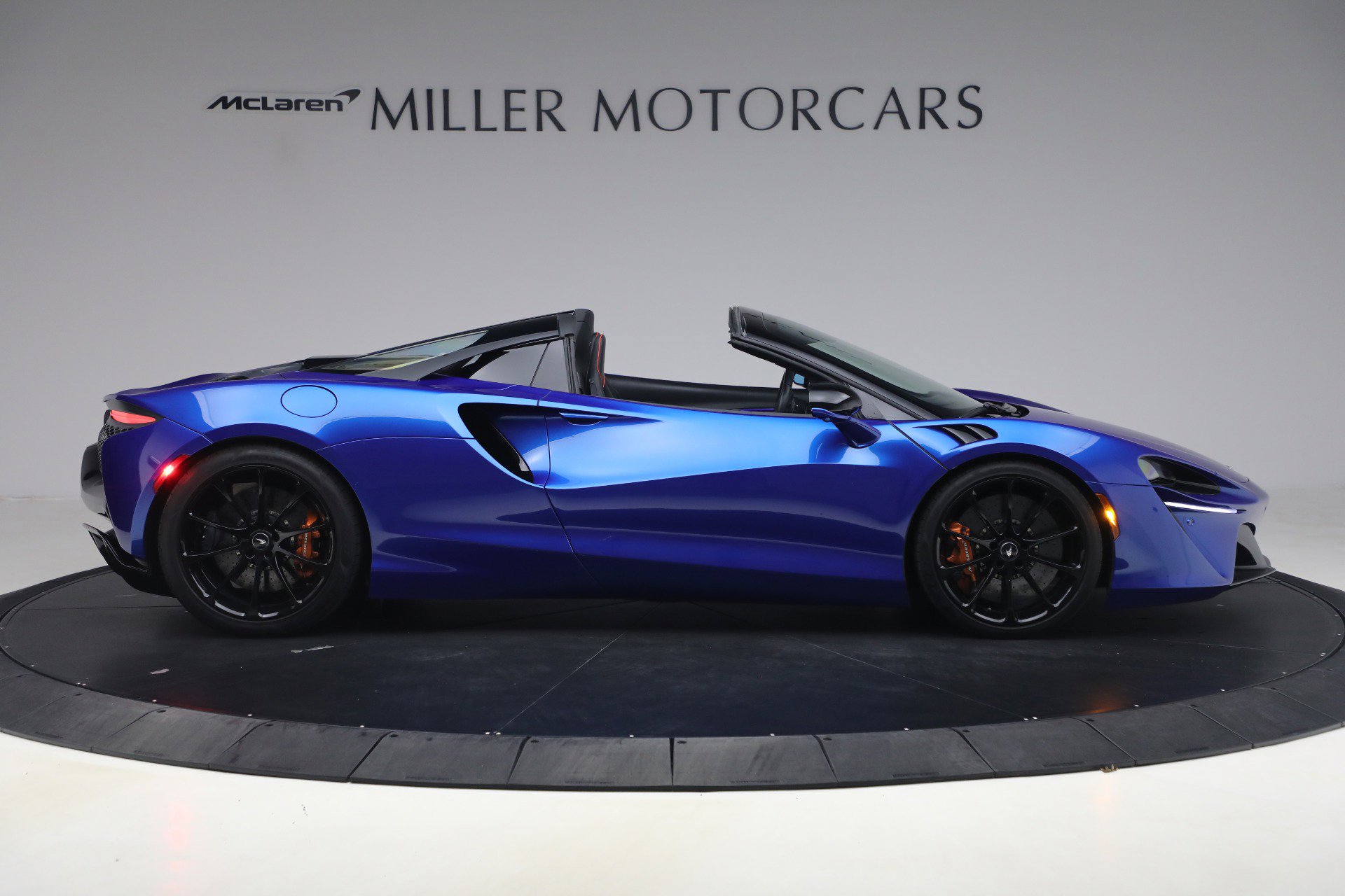 Used 2025 McLaren Artura Spider image 9