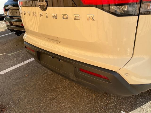Used 2025 Nissan Pathfinder SV image 6