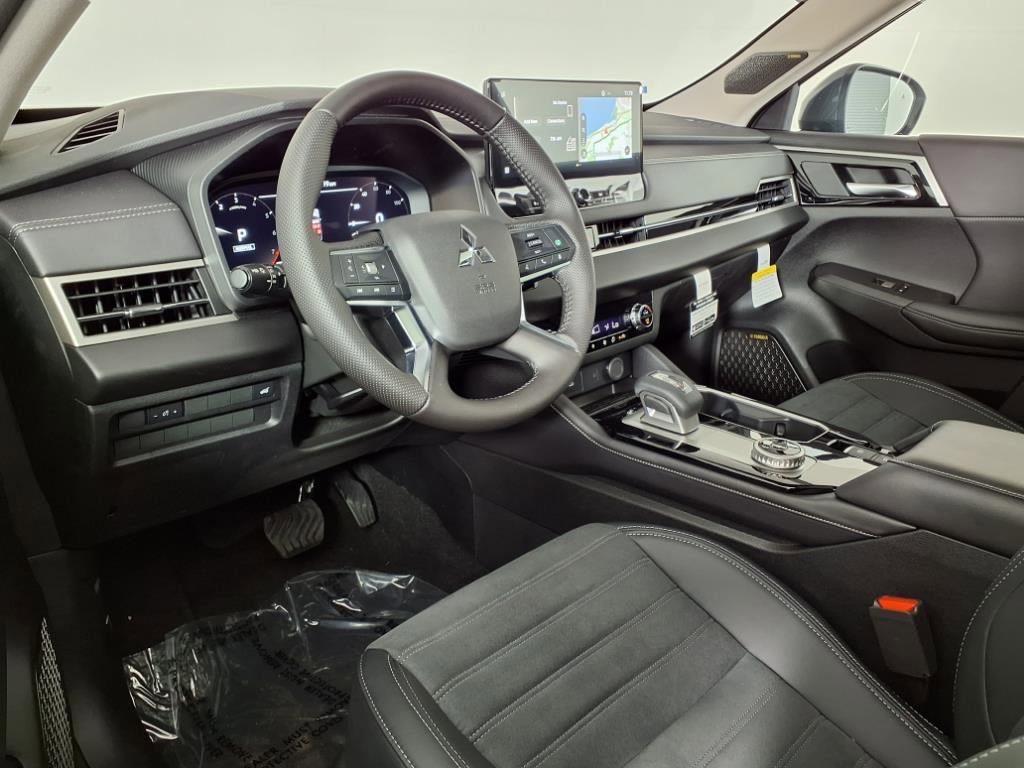 Used 2025 Mitsubishi Outlander SE image 15